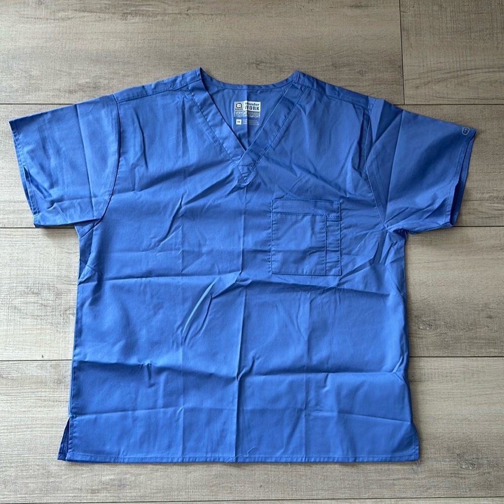 Blue WonderWink scrub top/pants. Size medium. Unisex classic fit.